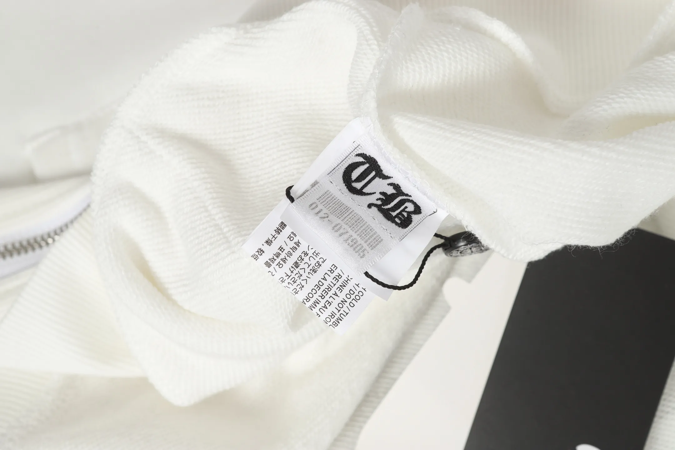 P250 #K31 Cross-border model, please do not place an order if you are pursuing quality - Chrome Hearts/Chrome Hearts 23ss scroll horseshoe print zipper sweatshirt cardigan jacket - High weight, high density and high quality. The wool is soft, delicate and skin-friendly. It feels soft and silky. It has excellent warmth and skin-friendly properties. - Custom-woven and dyed with no color difference. No matter the fabric or workmanship details, it beats the ordinary version on the market. - Hardware zipper accessories are all customized and full of details. -Colour: black white -Size: S M L XL